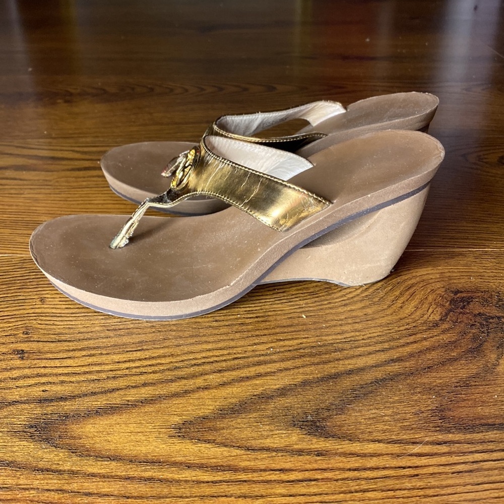 🌹 Michael Kors 🌹 Bronze Gold & Brown Wedge Thong Sandals - Picture 8 of 10